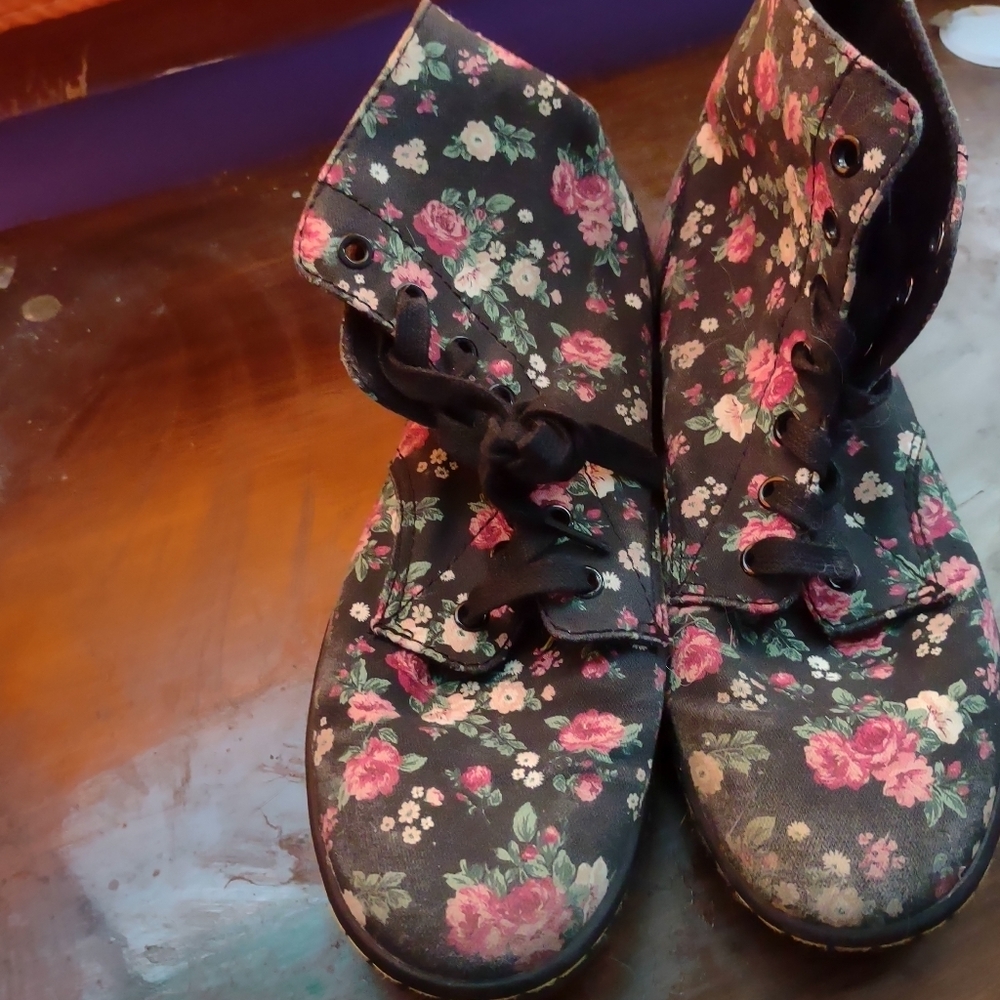 Canvas boots size 8